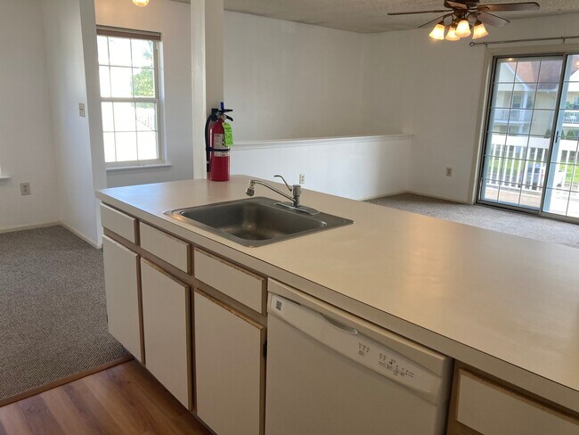 Building Photo - 26 Des Moines Ct