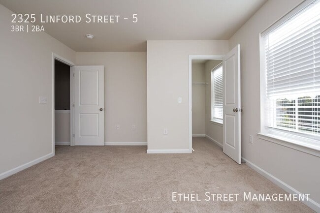 Building Photo - 2325 Linford St