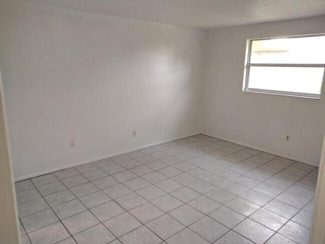 Building Photo - 914 67th Ave W