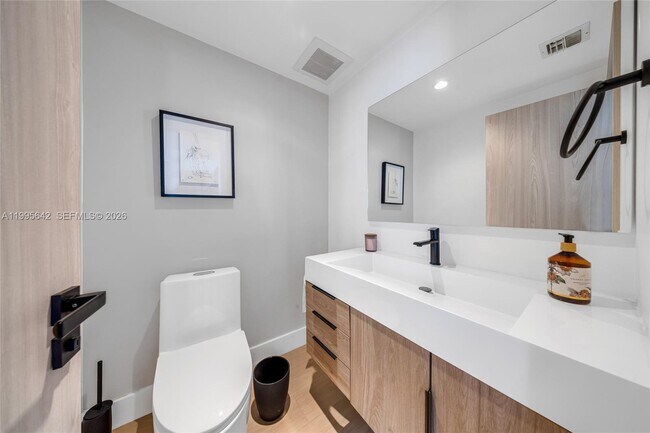 Building Photo - 701 Brickell Key Blvd