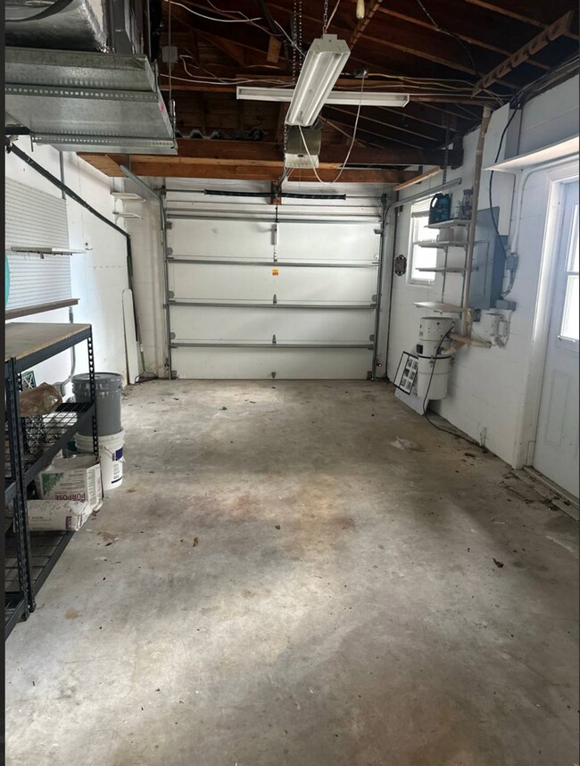 Building Photo - 4390 Maple St NE