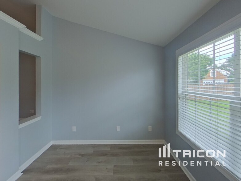 Building Photo - 247 Lantana Dr