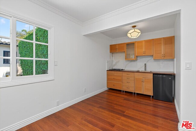 Building Photo - 322 25th St