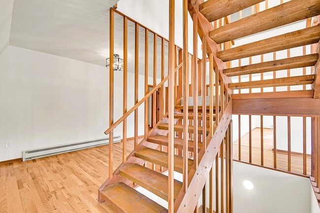 Building Photo - 28195 Cragmont Dr