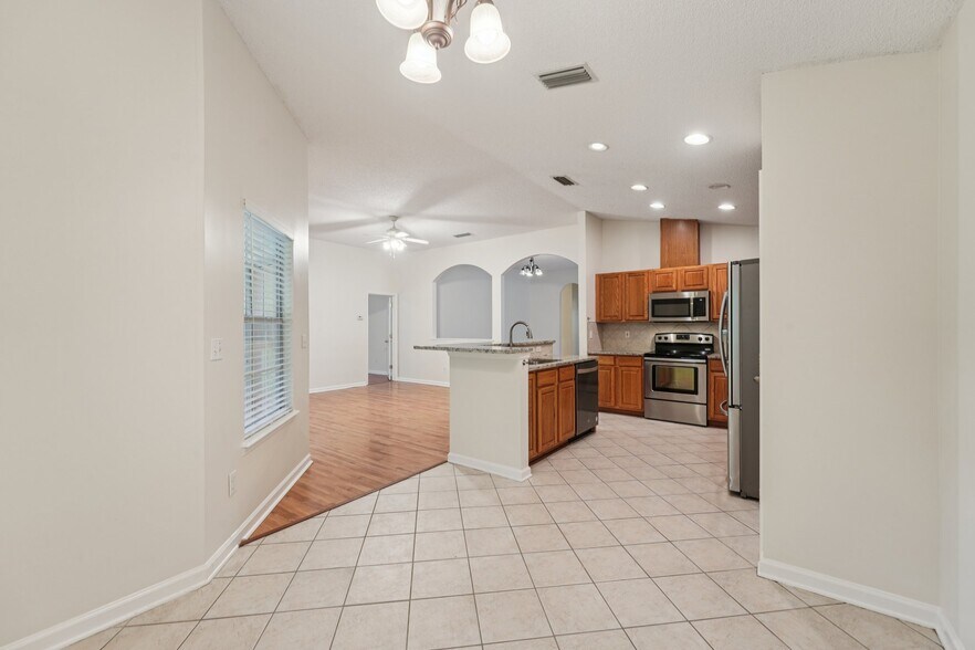 Building Photo - 808 South Edenbridge Way