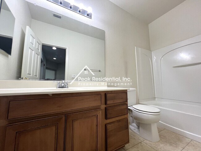 Building Photo - Beautiful Folsom 3bd/2.5ba Townhouse with ...