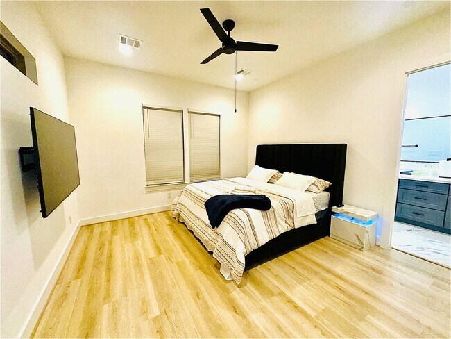 Building Photo - 2339 Eagle St