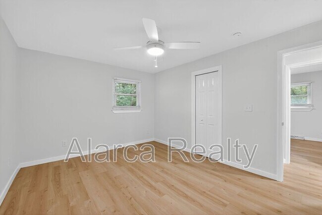 Building Photo - 409 Robinson Ave