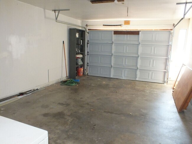 Building Photo - Rescue 2/2 1050 sf home with garage and yard!
