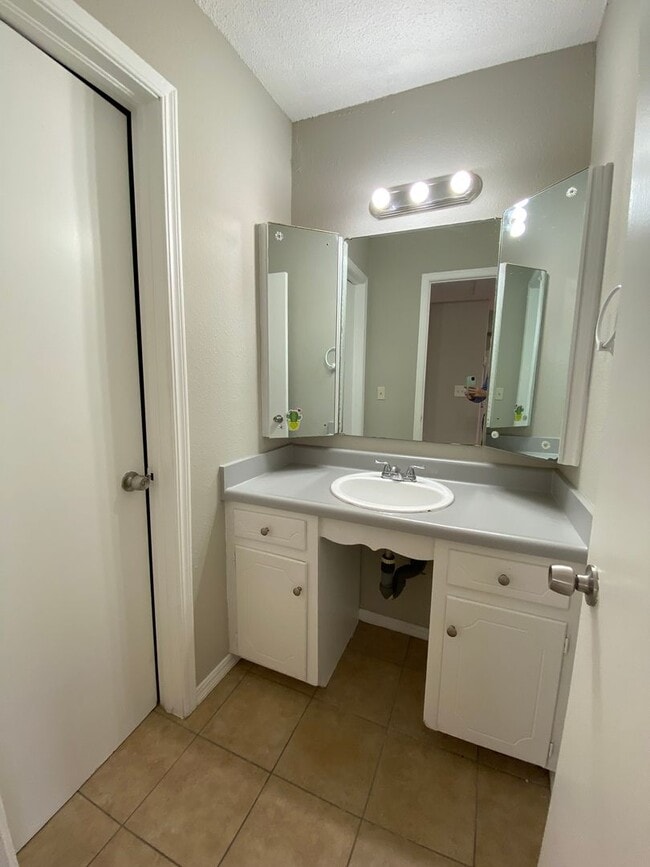 Building Photo - Spacious 1 BED 1 BATH