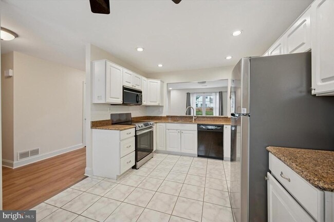 Building Photo - 5201 Plantation Ct