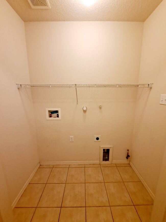 Building Photo - MOVE IN SPECIAL! 1/2 off 2nd months rent! Cute 3 bed, 2 bath home in Huning Ranch
