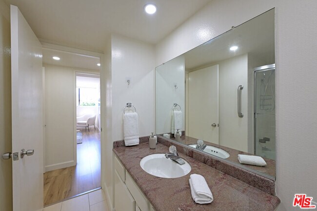 Building Photo - 10535 Wilshire Blvd