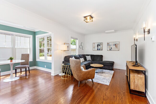 Building Photo - 724 Warner Ave