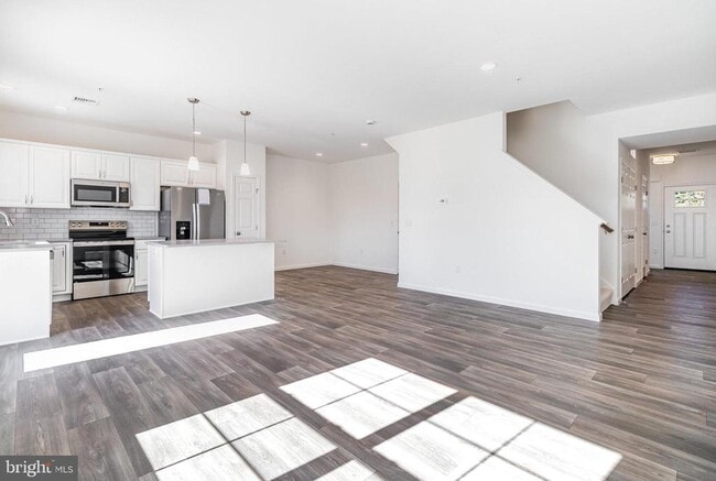 Building Photo - 7843 Briarwood Dr