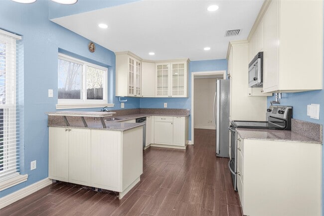 Building Photo - 13650 Cherrydown St