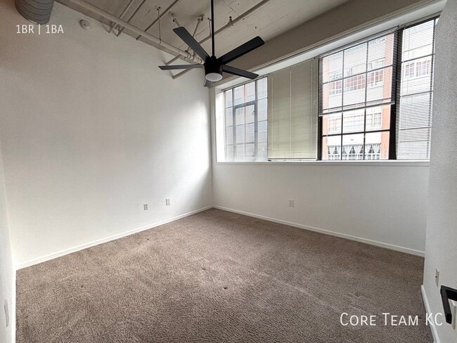 Building Photo - 320 W 7th St