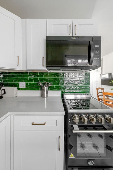 Building Photo - 202 S Henry St