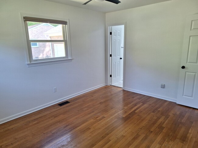 Building Photo - 3 bedroom /2 full bathroom- Yorktown
