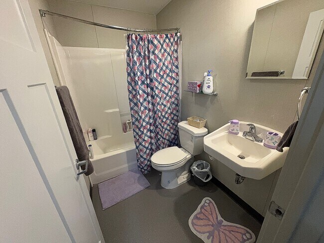 Building Photo - 458 N Creek Dr