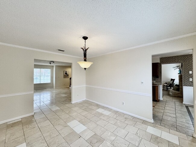 Building Photo - 4-Bedroom Home in Rock Creek Available NOW...