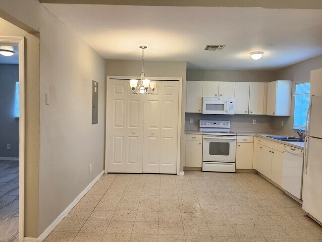 Building Photo - Nice duplex!!!