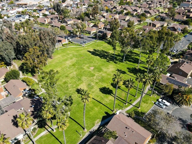 Building Photo - Spacious 4 Bedroom Townhouse in the Heart of Mira Mesa!