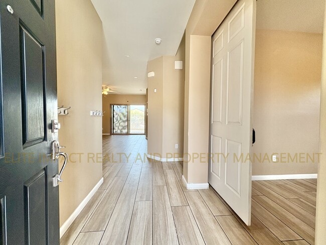 Building Photo - 6004 S Meadow Breeze Dr