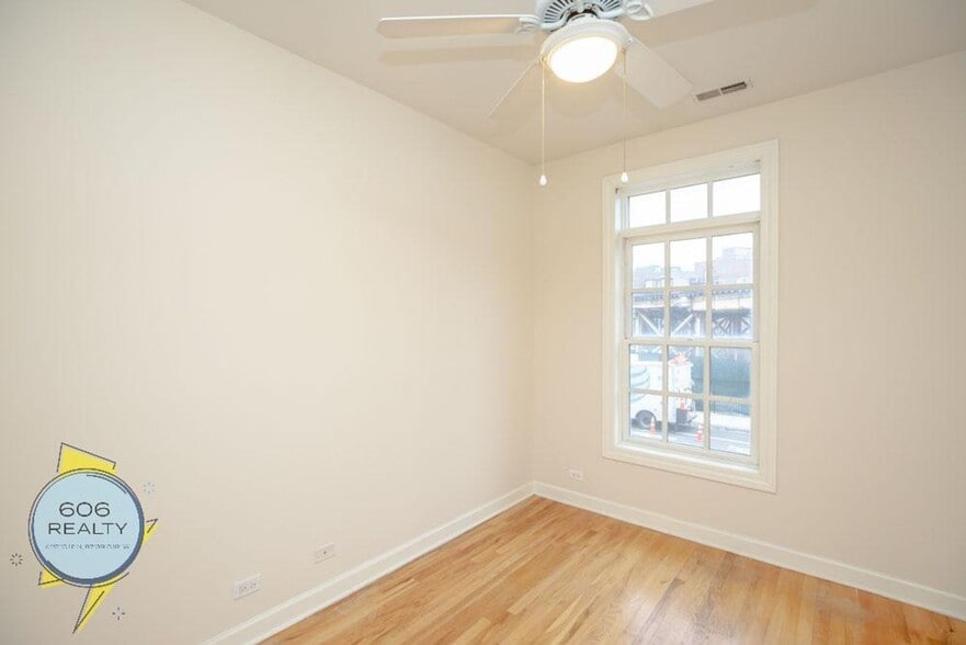 Building Photo - 3347 N Clark St