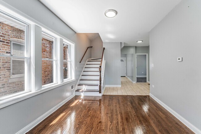 Building Photo - 7008 S Oakley Ave
