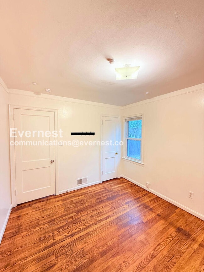 Building Photo - 25337 Ivanhoe Ave