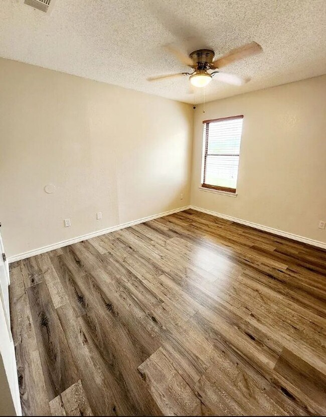 Building Photo - COMING SOON!! 3 Bed 1 Bath