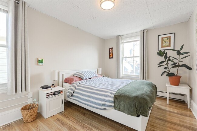 Building Photo - 19 Linden St