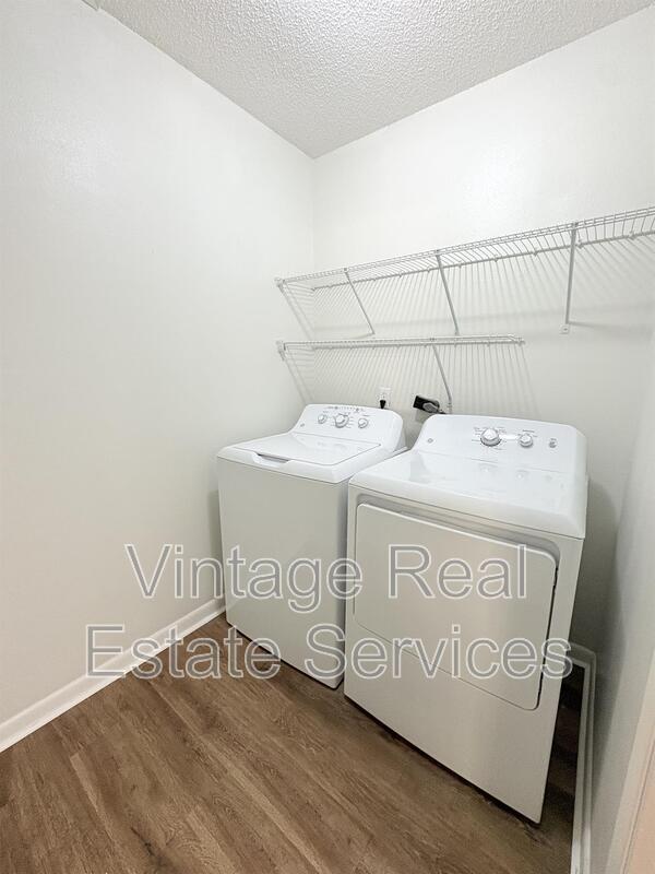 Building Photo - 851 Creekway Ct