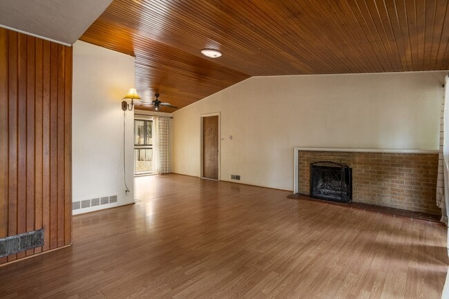 Building Photo - Centrally Located 3 Bedroom 1 Bathroom In ...