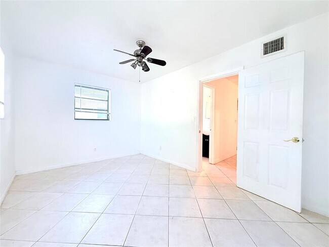 Building Photo - 141 NW 27th Terrace