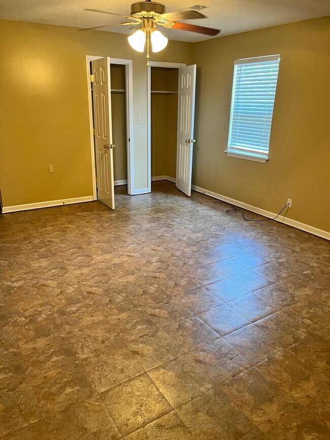 Building Photo - Spacious