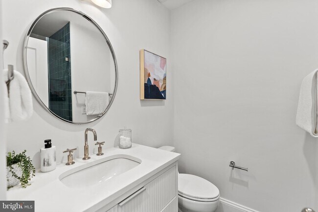 Building Photo - 2460 Ontario Rd NW