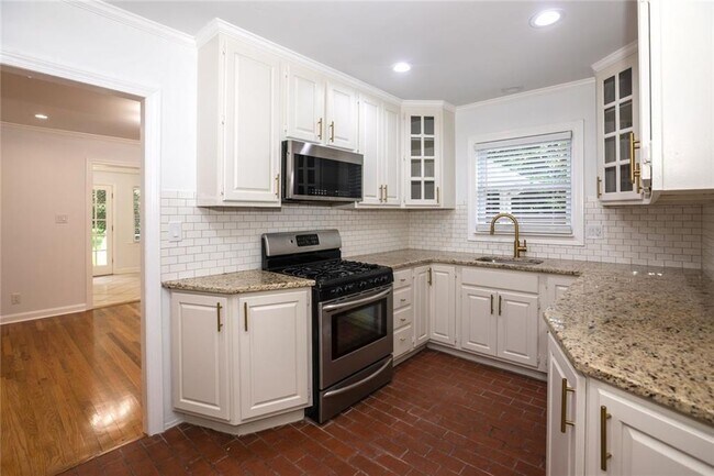 Building Photo - 1311 Roxboro Dr NE