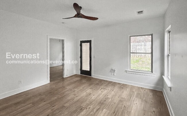 Building Photo - 3 Bed/2.5 Bath Home with Fenced Yard & Garage / Pet-Friendly / Available Now!