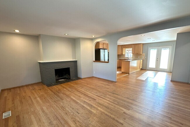 Building Photo - Bright and spacious 5bd 2 ba house in Edmo...