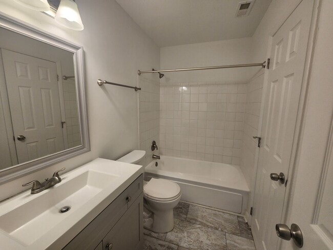 Building Photo - 2 Bedroom Condo near Hickory Grove