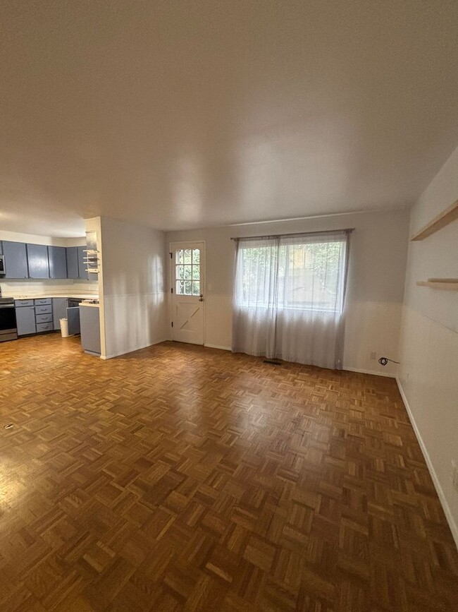 Building Photo - Spacious, Pet-Friendly Home on a Quiet Cul...