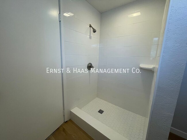 Building Photo - Wonderful 1 Bedroom Apartment Just Blocks ...