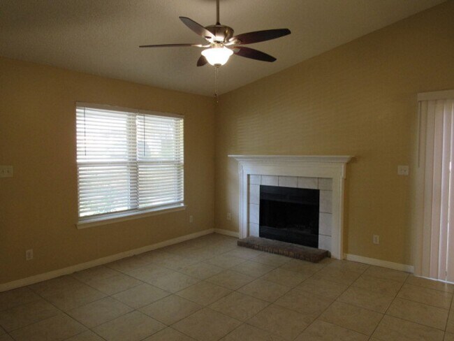 Building Photo - Convenient to Navy Federal & Pine Forest/Nine Mile Road area!