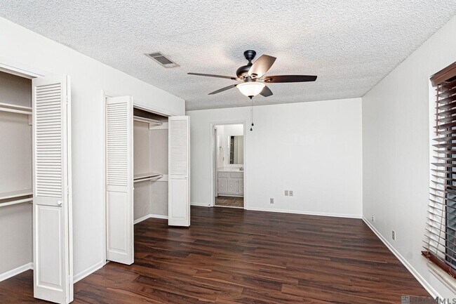 Building Photo - 2516 Shadowbrook Dr