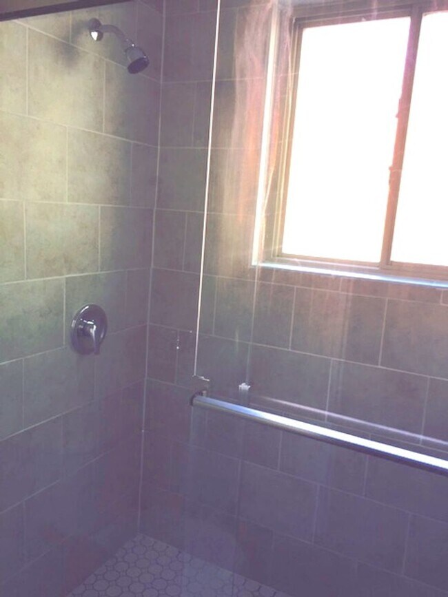 Building Photo - 558 Lowell Ave