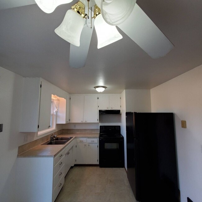 Building Photo - Cozy 2 Bed, 1 Bath duplex with large yard - Won't Last Long!