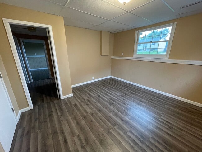 Building Photo - Split Foyer Available Now!