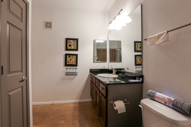 Building Photo - 910 W 25th St